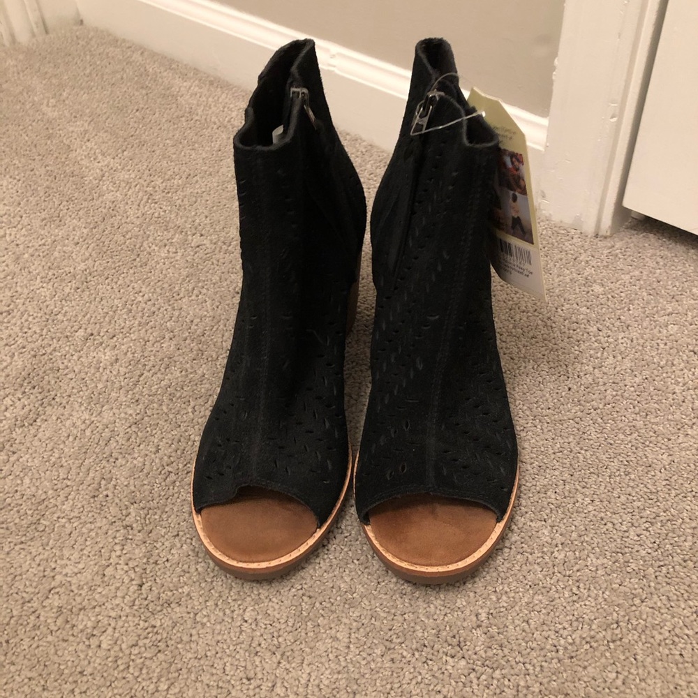 Tom’s shoes, size 7.5